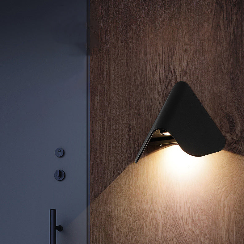 Contemporary Scandinavian Triangle PC Aluminum LED Outdoor Wall Sconce Lamp For Garden