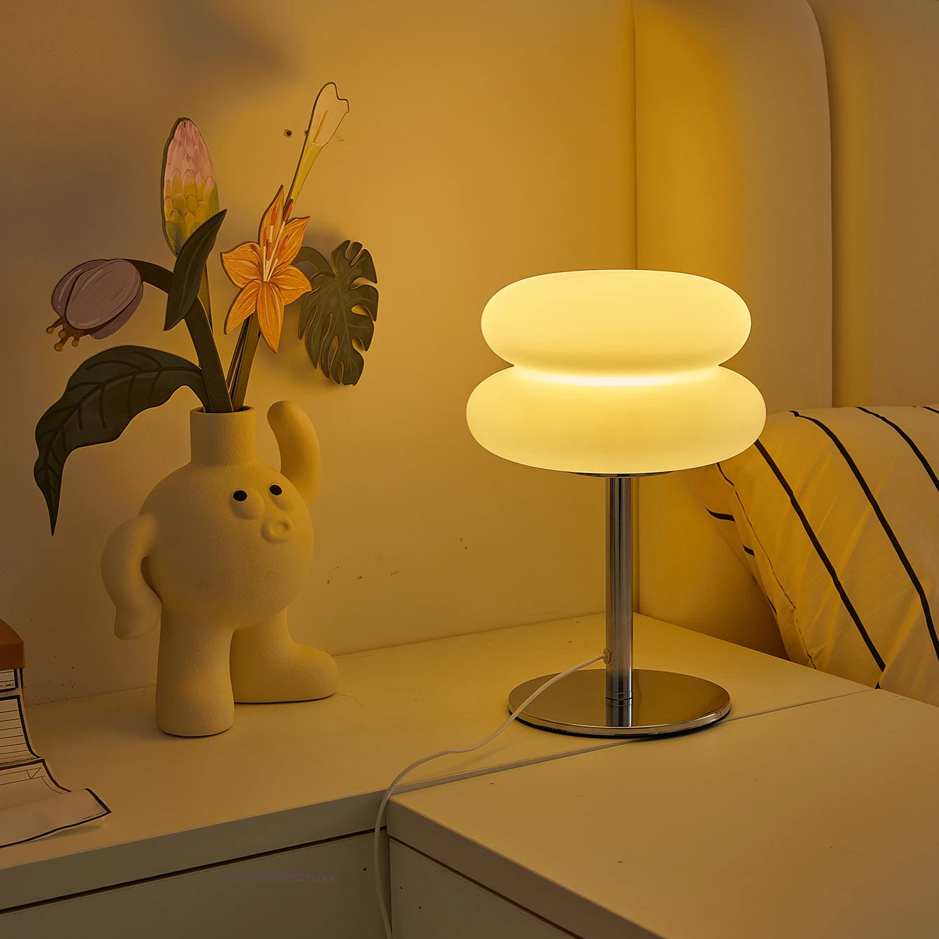 Luxury LED Cordless Table Lamp for Restaurant, Bar & Hotel For Wirless Touch